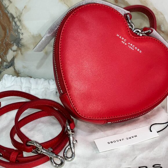 A true statement piece! This Marc Jacobs "The Heart" crossbody bag is vibrant, c - Picture 2 of 7